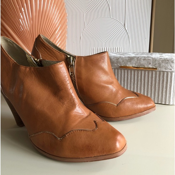 VERY VOLATILE buttery soft leather bootie boots camel color gold trim  size 10 - Picture 13 of 16